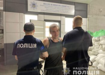 Погрожував ножем: у Дніпрі чоловік пограбував трьох підлітків біля навчального закладу