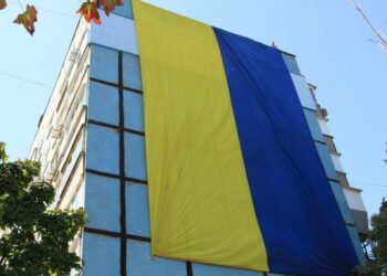 У Дніпрі на фасаді багатоповерхівки розгорнули величезний прапор України