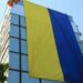 У Дніпрі на фасаді багатоповерхівки розгорнули величезний прапор України