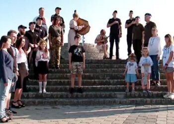 До Дня Незалежності спецслужби зворушливо виконали гімн на набережній Дніпра (ВІДЕО)