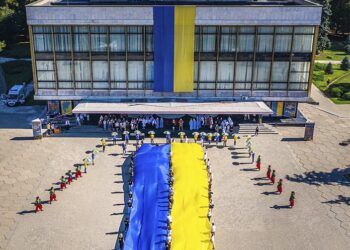 У День Незалежності митці Дніпра влаштували яскравий патріотичний перформанс (ФОТО)