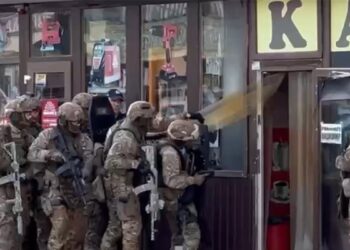 На автовокзалі Дніпра озброєний чоловік забарикадувався у магазині та погрожував «усіх вбити»: відео спецоперації по затриманню