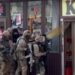 На автовокзалі Дніпра озброєний чоловік забарикадувався у магазині та погрожував «усіх вбити»: відео спецоперації по затриманню