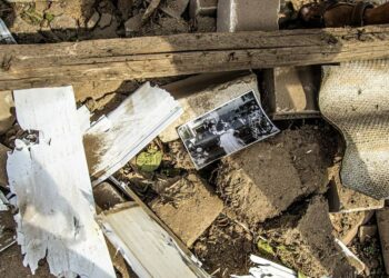 Скалічене життя селища Чаплине: фото після обстрілів