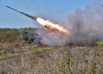 Рятувальники повідомили про ворожий обстріл трьох районів Дніпропетровщини: зайнялись житлові будинки