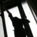 У Кривому Розі з вікна 4 поверху випала дівчина 