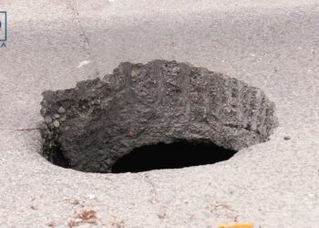 Провал у Дніпрі. Через вiйськовий стан Дири на вулицях Дніпра не ремонтують