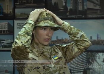 У Дніпрі волонтери відшивають форму Для захисниць ЗСУ