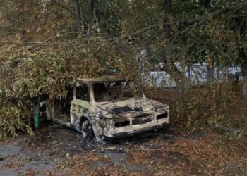 Намагався врятуватися, а снаряд поцілив поряд з авто: подробиці нічної трагедії від ДСНС
