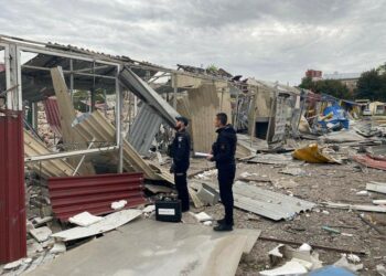 Розбиті будинки та ринок: фотонаслідки нічної атаки по Дніпру та області від поліції