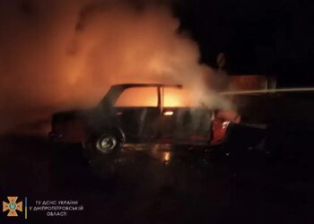 У Синельниківському районі водій згорів у палаючому ВАЗі