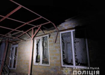 Поліція показала нові фото з місць обстрілів Нікополя