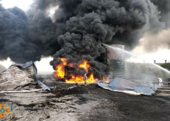 Рятувальники показали нові вражаючі фото з місця масштабної пожежі на нафтобазі Кривого Рогу