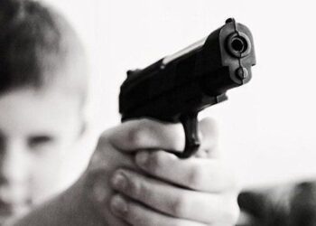 У Кам’янському чотирирічний хлопчик вистрелив у дворічного братика