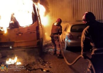 На пожежі у Кривому Розі згоріли дві автівки