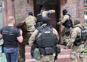 гривень у Днiпpi затримали псевдоволонтерİв – ïx пiдозрюють у розкраданні 9 мільйонв гривень