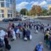 У штабі гуманітарної допомоги в Дніпрі щочетверга волонтери #ФондВілкулаУкраїнськаперспектива та #ФондКрилаБратства організовано та швидко проводять традиційну видачу продуктів