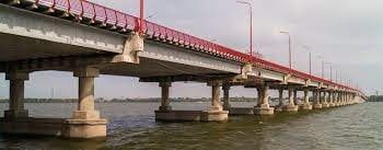 У Дніпрі чоловік стрибнув з Нового мосту: його дивом врятував водний патруль
