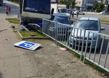 У Дніпрі автобус без гальм протаранив автівки та паркан: відео з місця ДТП