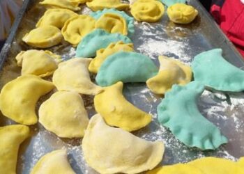 У Дніпрі діти-переселенці ліпили вареники для військових 