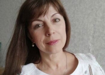 Замість навчати дітей в школі, бореться за життя: при обстрілі Нікополя важко поранена вчителька