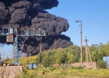 Президент оприлюднив нове фото палаючої нафтобази у Кривому Розі