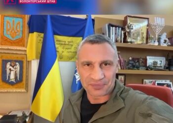 «Нашим тепло – ворогам пекло!» – Кличко передав рукавиці з автографом для тих, хто донатить на бандерпечі 