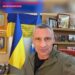 «Нашим тепло – ворогам пекло!» – Кличко передав рукавиці з автографом для тих, хто донатить на бандерпечі 