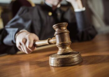 За побиття сусідки лопатою дніпрянку засудили до 100 годин громадських робіт