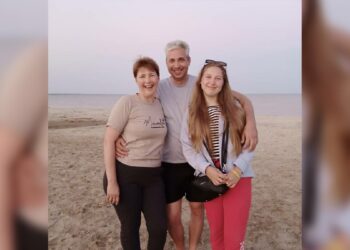 Лікарі рятують життя 17-річної Насті, яка втратила батьків під час ракетних ударів по Чаплиному 