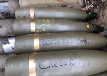 Українські захисники вшановують пам’ять Єлизавети ІІ посланнями на артилерійських снарядах (ФОТО)