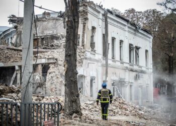 Дніпро оговтується після нічної ракетної атаки (ВРАЖАЮЧІ ФОТО)