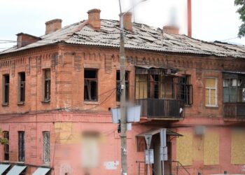 У центрі Дніпра продовжують наводити лад після ворожої атаки (ФОТО)