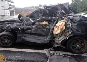 Смертельна ДТП у П’ятихатках: водій легковика загинув на місці аварії 