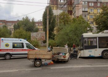 У Дніпрі зіштовхнулися ВАЗ і тролейбус: у кареті швидкої загинула пасажирка легковика 