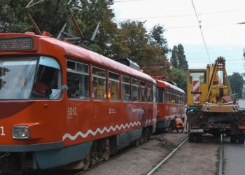У Дніпрі 12-й трамвай зійшов з рейок, рух електротранспорту призупинено