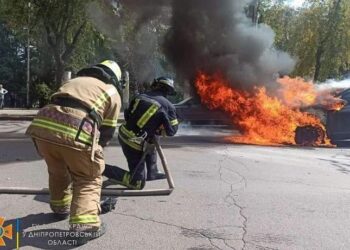 У Кривому Розі на ходу загорілася автівка 
