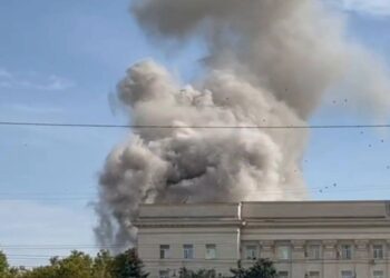 Пролунали потужні вибухи біля адмінбудівлі у Херсоні, яку зайняли окупанти