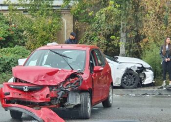 У Дніпрі зіткнулися дві іномарки: постраждалу людину забрала швидка