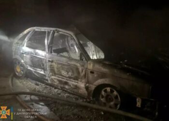 У Кам’янському районі вщент згоріла автівка (ФОТО)