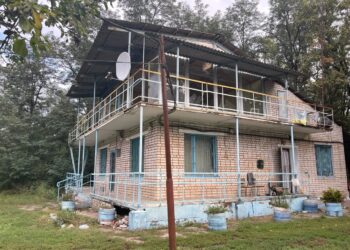 Поліція показала фото розбомблених баз відпочинку у Нікополі 