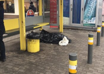 У Дніпрі на зупинці виявили тіло літньої жінки