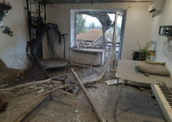 Поліція та прокуратура показали нові вражаючі фотодокази наслідків ворожих обстрілів Нікопольщини 