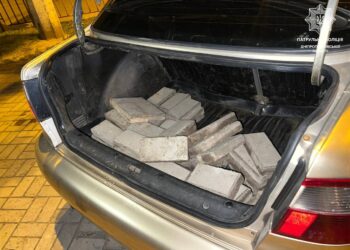 У Дніпрі затримали злодіїв, які поцупили тротуар