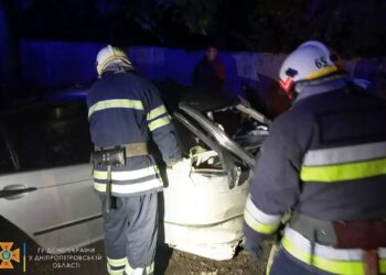 У Кам’янському районі внаслідок дорожньо-транспортної пригоди постраждали двоє. Аварія сталася близько першої години ночі на вулиці Будівельників смт Кринички. 