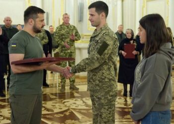 Зеленський нагородив “Золотою Зіркою” бійця 25-ої Січеславської бригади, який втратив руку