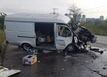 Смертельна ДТП у Кривому Розі: зіштовхнулися мікроавтобус та легковик (ФОТО 18+)