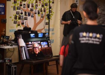 У Дніпрі провела онлайн-зустріч з родинами загиблих воїнів Гілларі Клінтон 