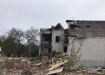 У лікарні Дніпра рятують жінок, будинок яких зруйнували уламки безпілотника