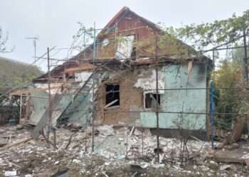 Пошкоджені будинки, автобусна зупинка, лінії електропередач та газогони: поліція зібрала чергові фотодокази російської агресії (ФОТО)